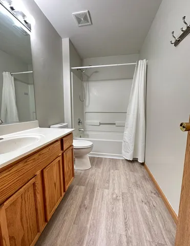 $1,825 | 2427 Silverstone Drive, Unit 2427, Carpentersville, IL 60110