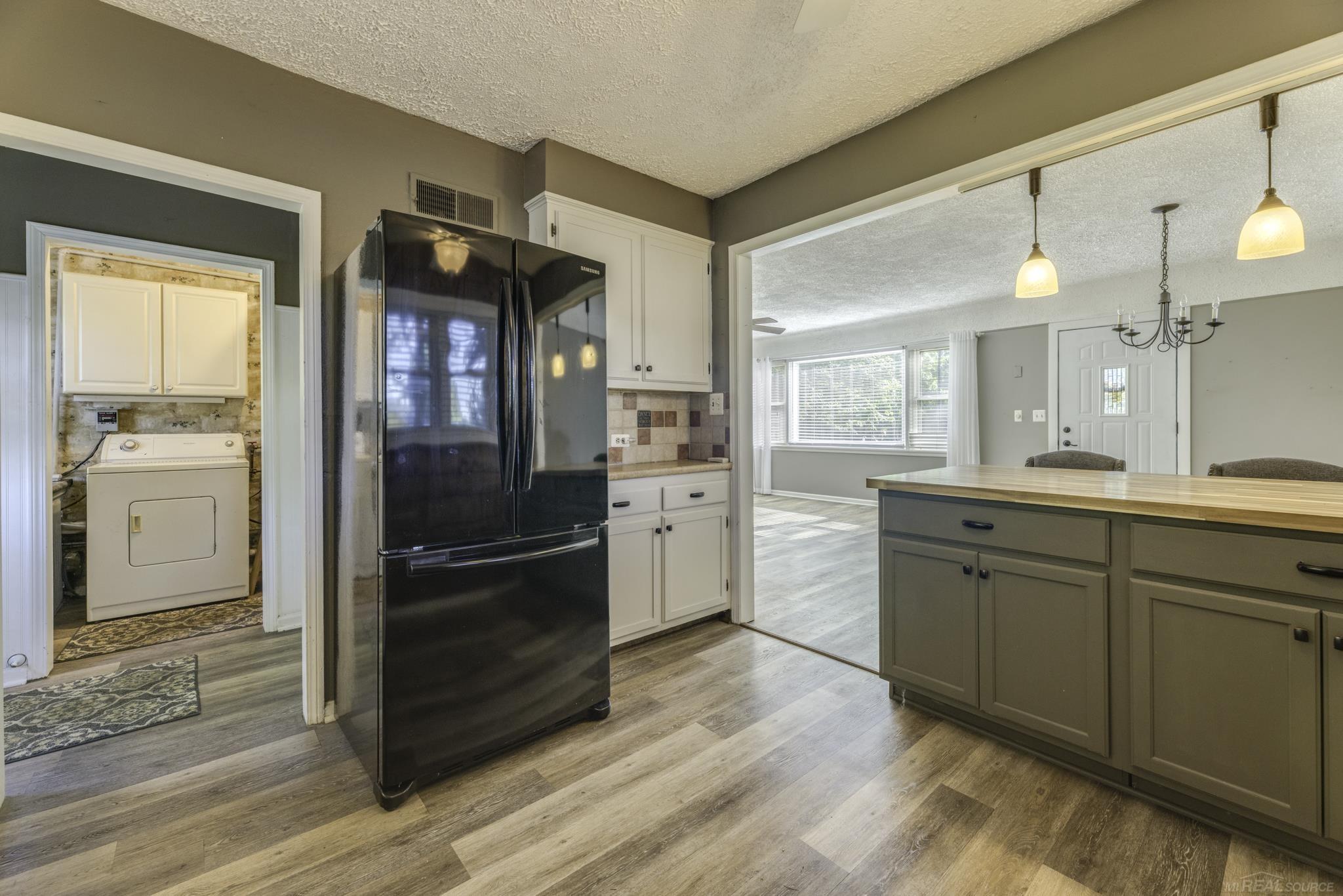 4034 Lakeshore Road Lexington, MI 48450 - Photo 13 of 37 50183884-df3e9a77-6b4b-44b3-941d-9c4f3e712da9.JPG