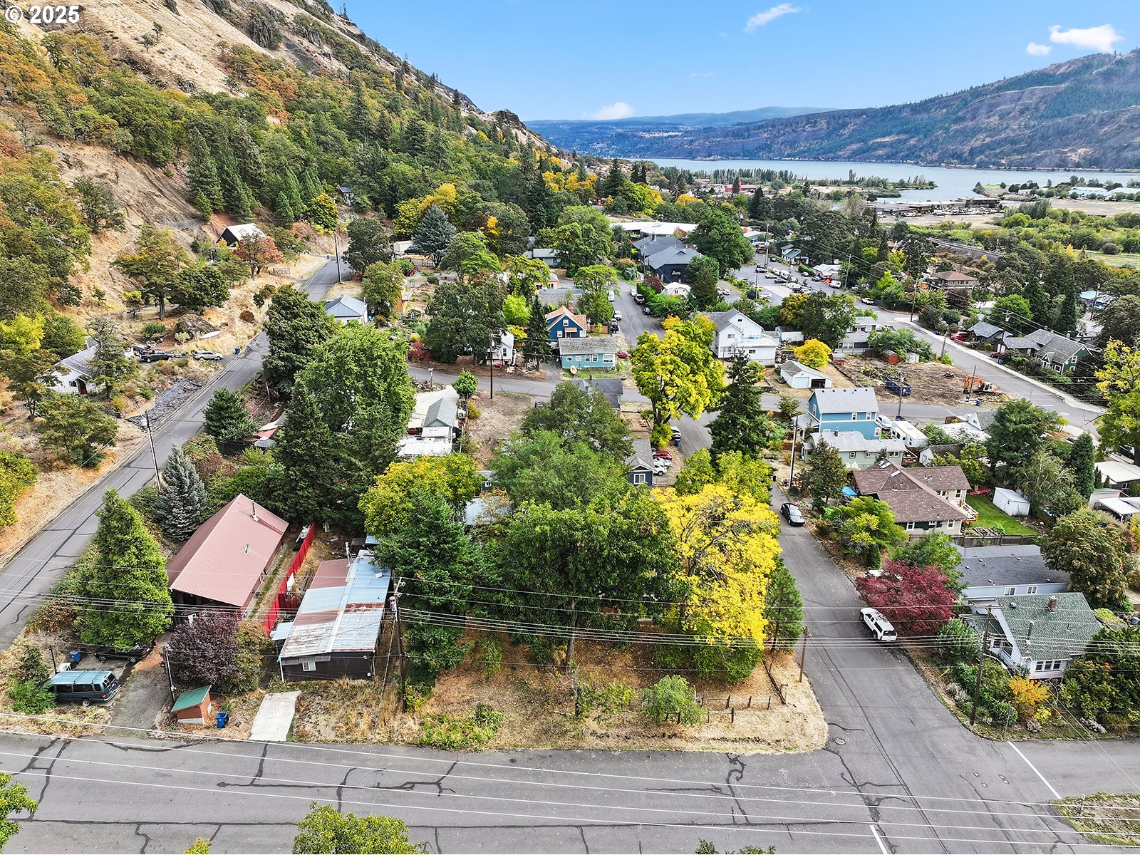 East Franklin Street Bingen, WA 98605 - Photo 11 of 11 a view of houses with yard