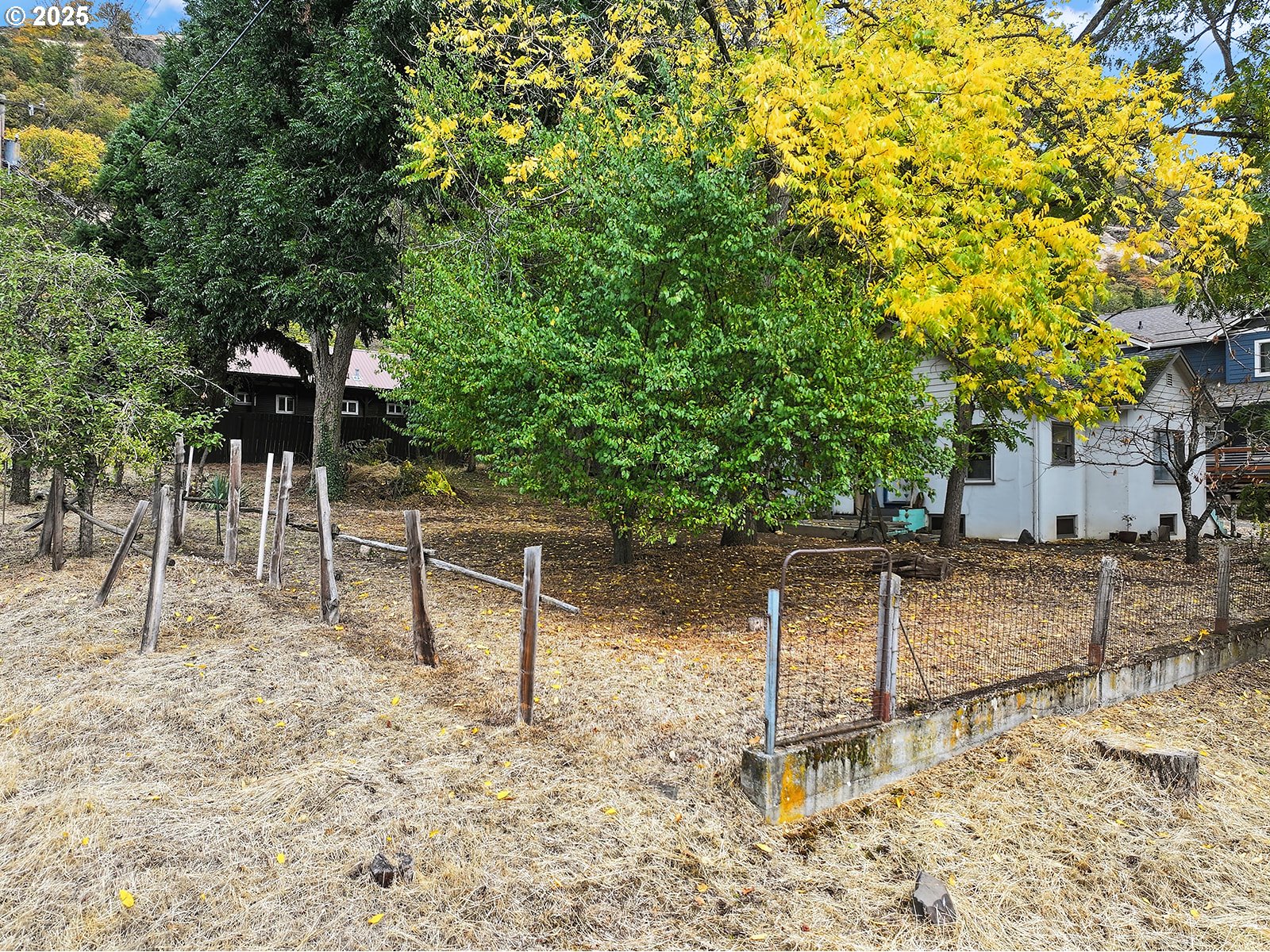 East Franklin Street Bingen, WA 98605 - Photo 8 of 11 a backyard of a house with table and chairs