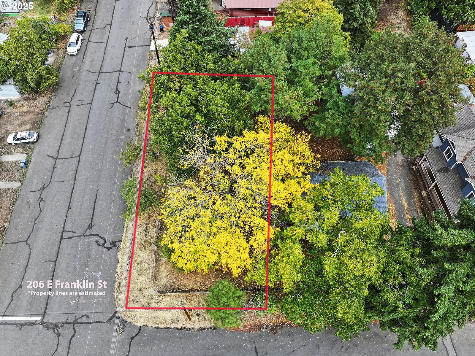 East Franklin Street Bingen, WA 98605 - Photo 9 of 11 a backyard of a house with lots of green space