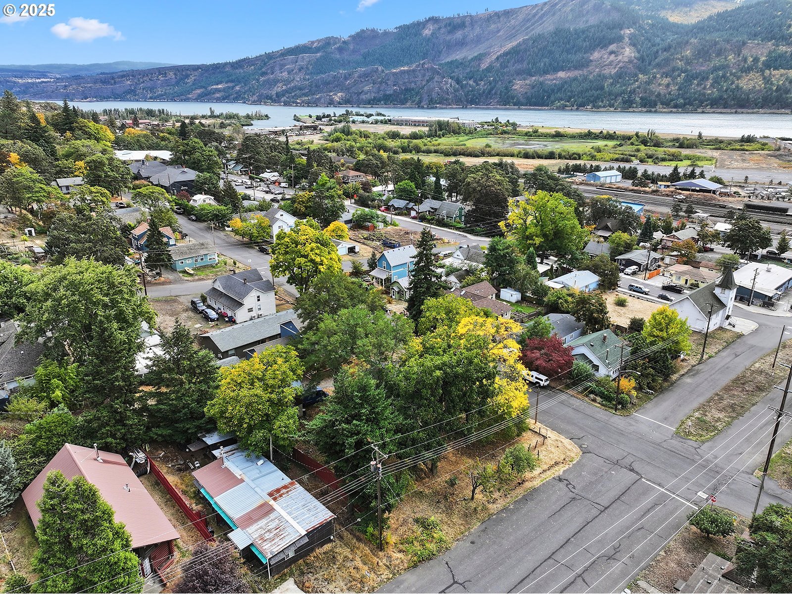 East Franklin Street Bingen, WA 98605 - Photo 10 of 11 a view of a city with an ocean