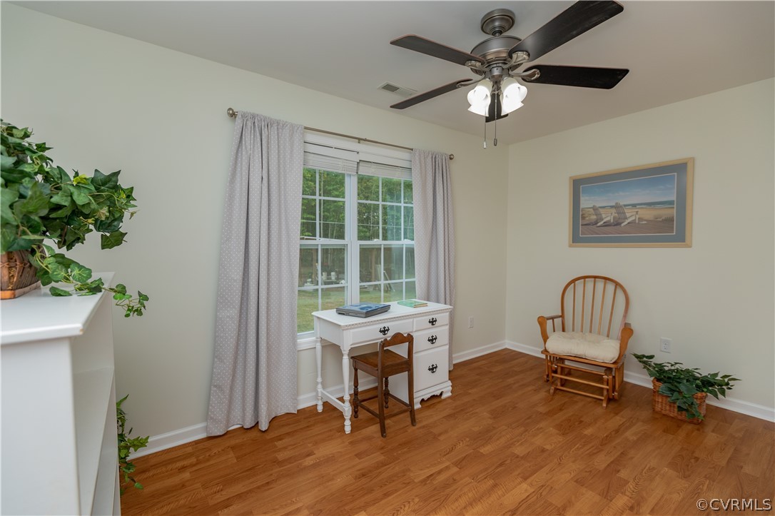 1394 Falls Road Victoria, VA 23974 - Photo 19 of 45 a workspace with wooden floor