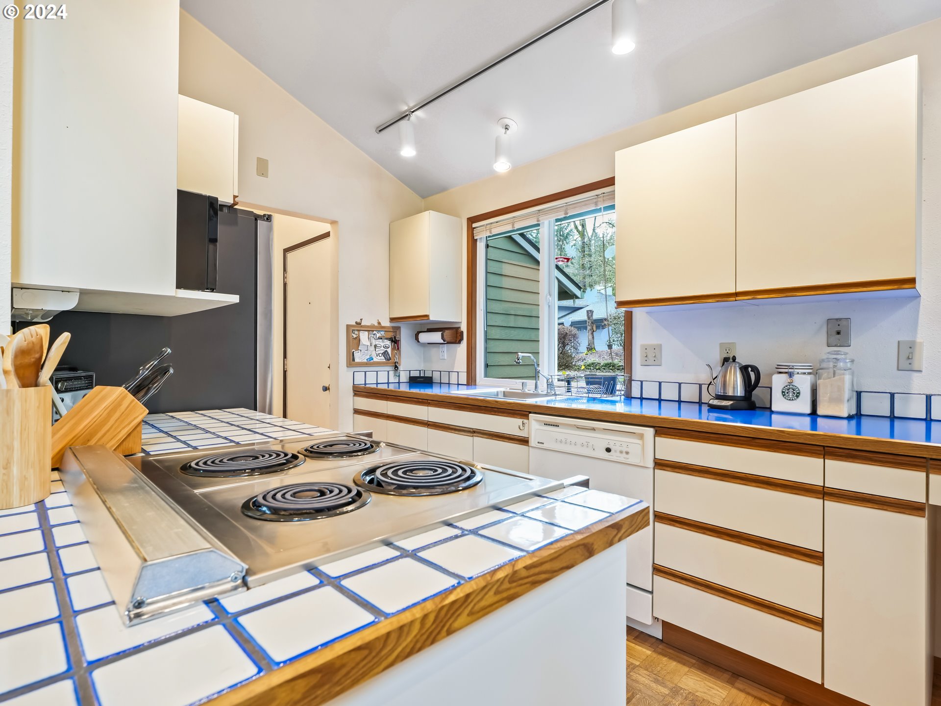 10015 Southwest Quail Post Road Portland, OR 97219 - Photo 8 of 41 Gallery Image 8