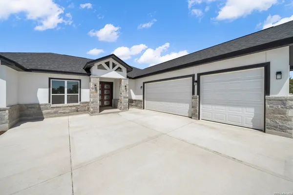 $669,900 | 1585 Private Road 2771, Mico, TX 78056