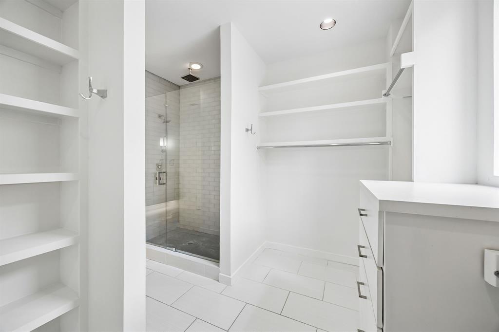 1851 Summit Avenue, Unit 4 Dallas, TX 75206 - Photo 25 of 29 a bathroom with a shower