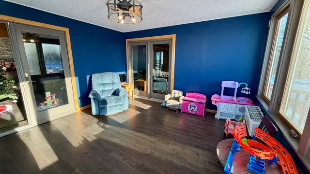 a bed room with a bed and a closet