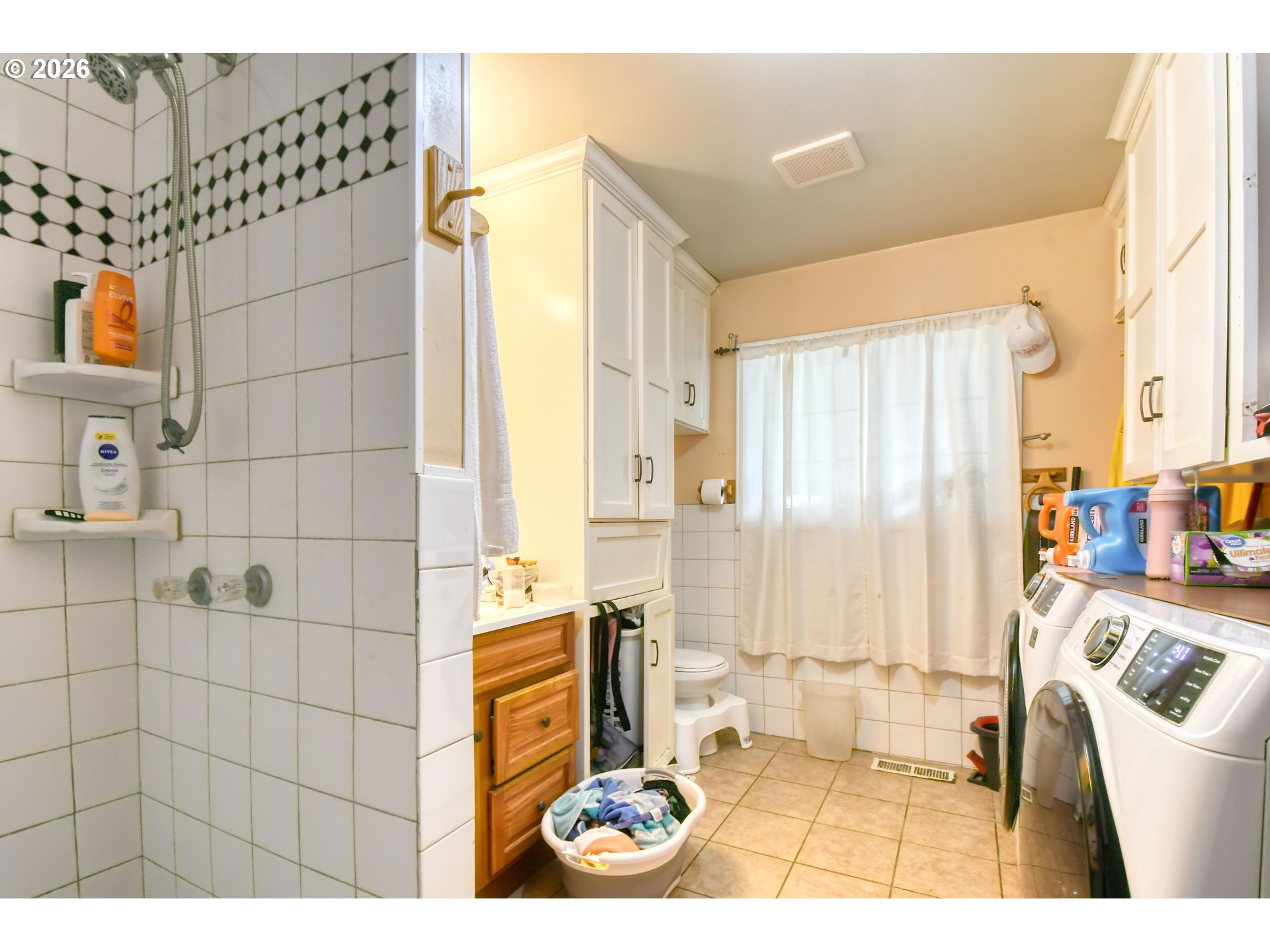 32611 Baxter Road Hermiston, OR 97838 - Photo 25 of 46 a bathroom with a sink toilet and shower
