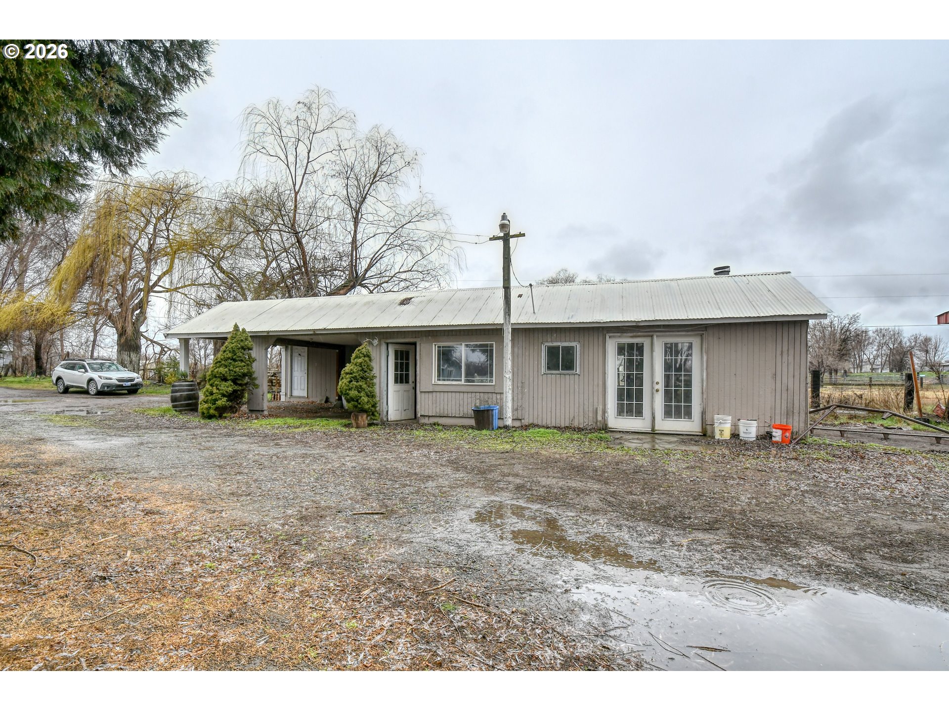 32611 Baxter Road Hermiston, OR 97838 - Photo 27 of 46 a front view of a house with a garden