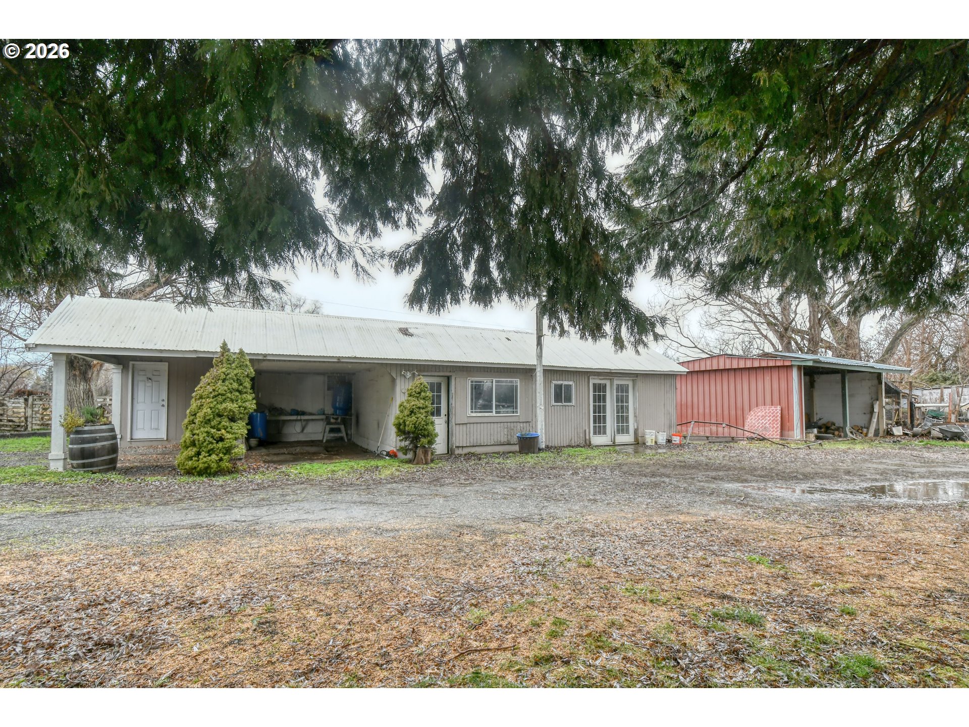 32611 Baxter Road Hermiston, OR 97838 - Photo 28 of 46 a front view of a house with a garden