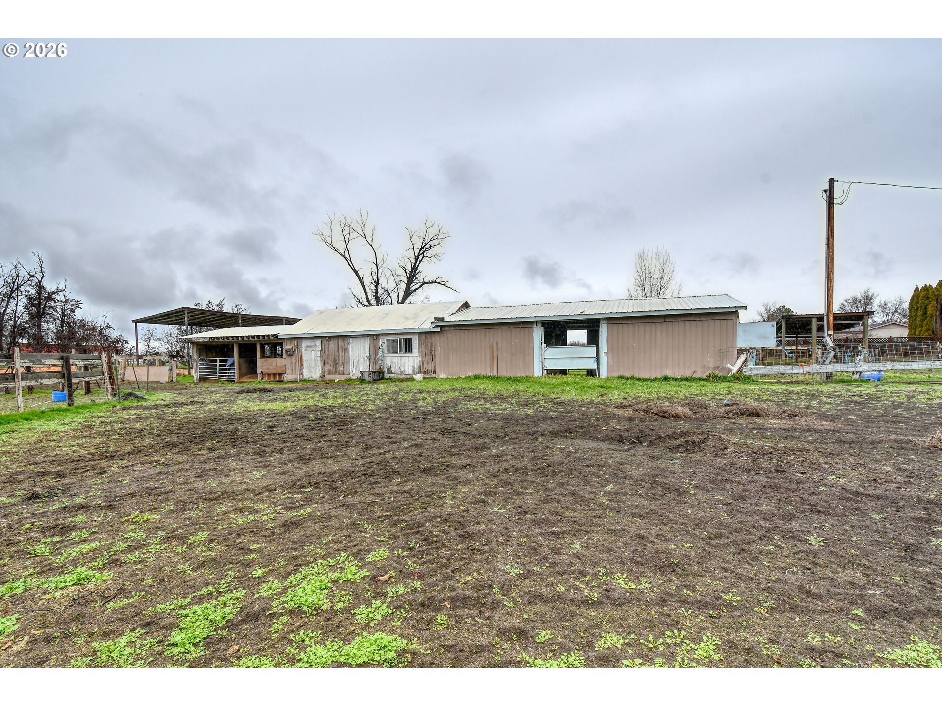 32611 Baxter Road Hermiston, OR 97838 - Photo 32 of 46 a front view of a house with a garden