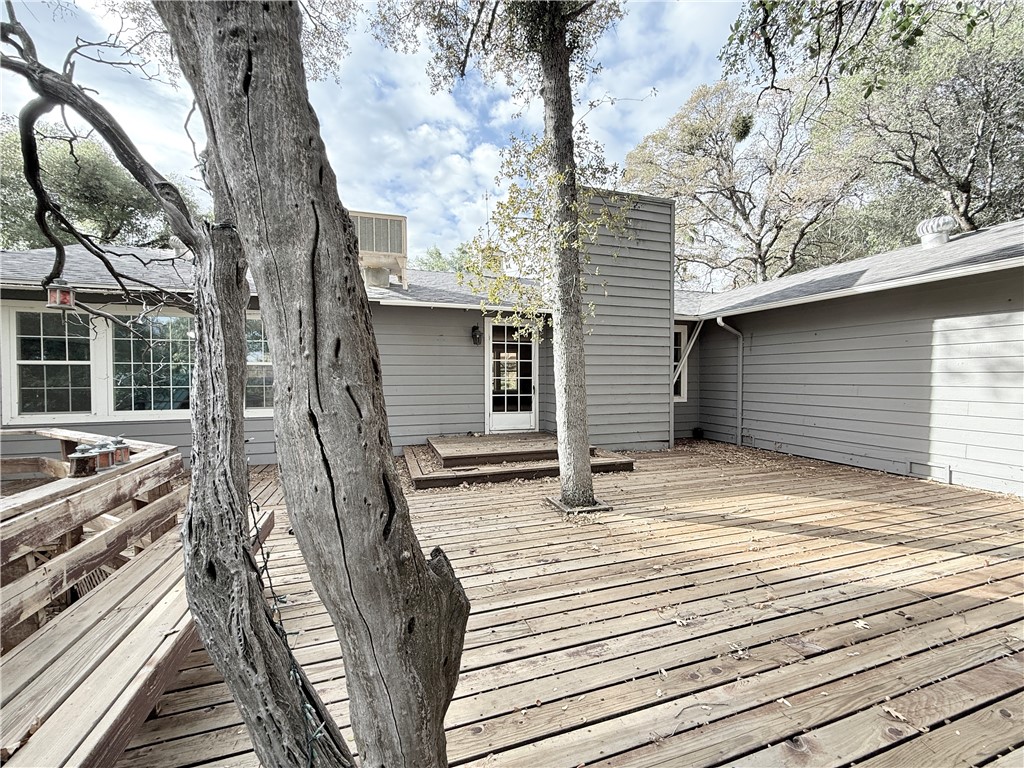 5264 Davis Road Midpines, CA 95345 - Photo 19 of 48 a view of a backyard of the house