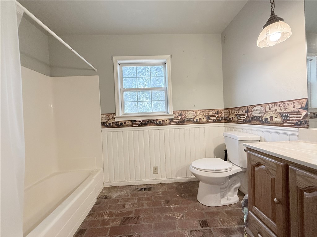 5264 Davis Road Midpines, CA 95345 - Photo 33 of 48 a bathroom with a sink a toilet and a bathtub