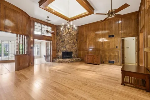 a view of an entryway with a livingroom