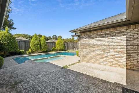 a view of entrance with porch