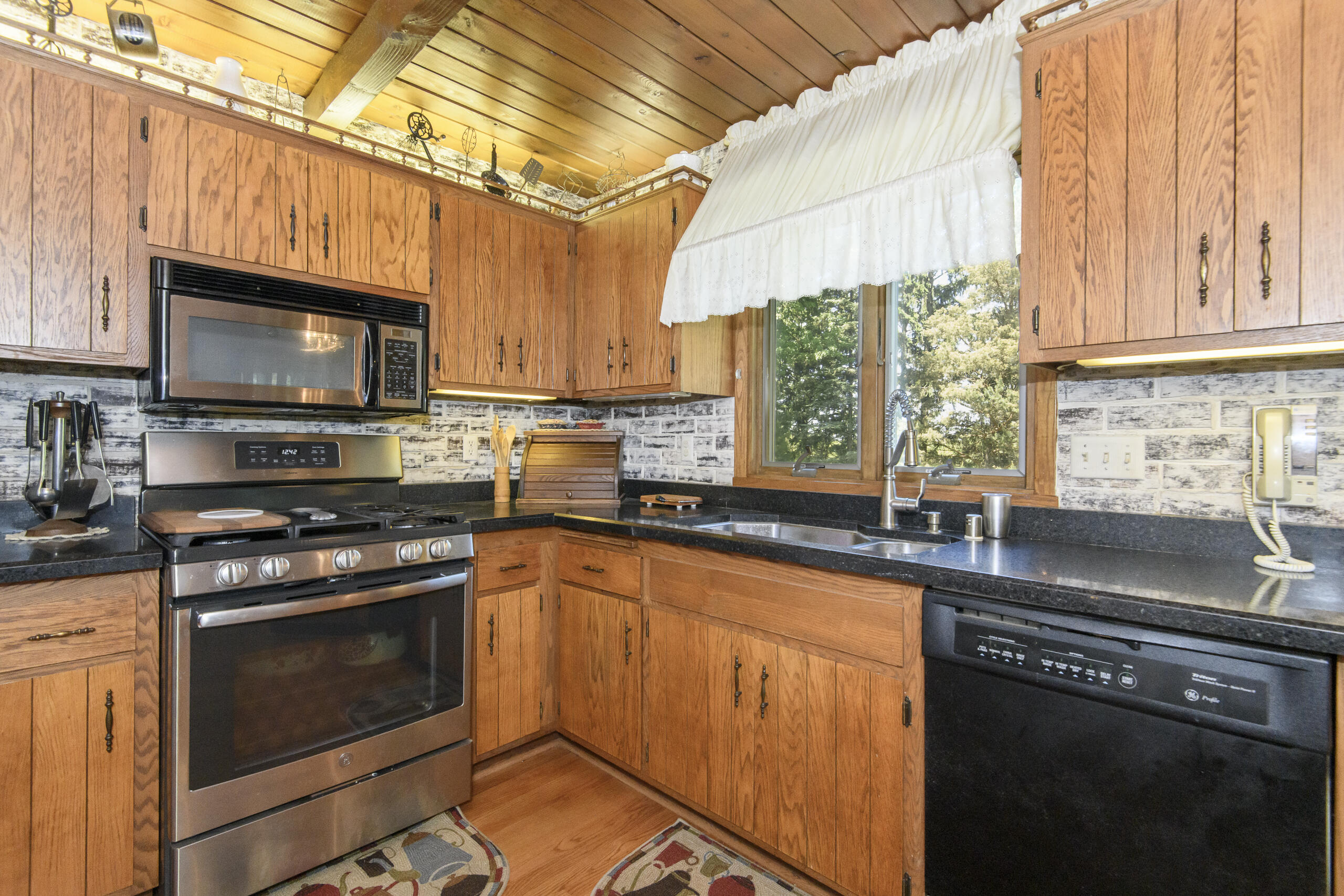 S78W31428 Sugden Road Mukwonago, WI 53149 - Photo 12 of 42 Kitchen