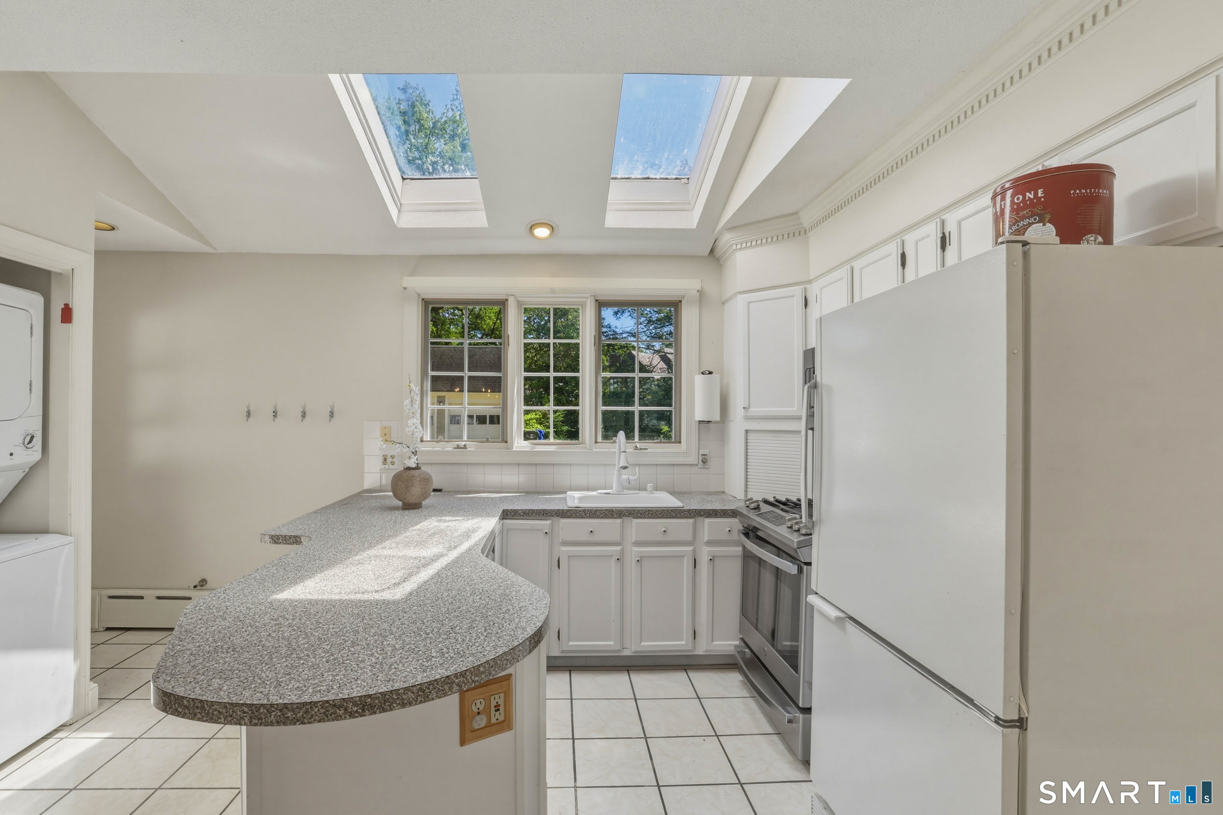 9 Bainbridge Road West Hartford, CT 06119 - Photo 7 of 40