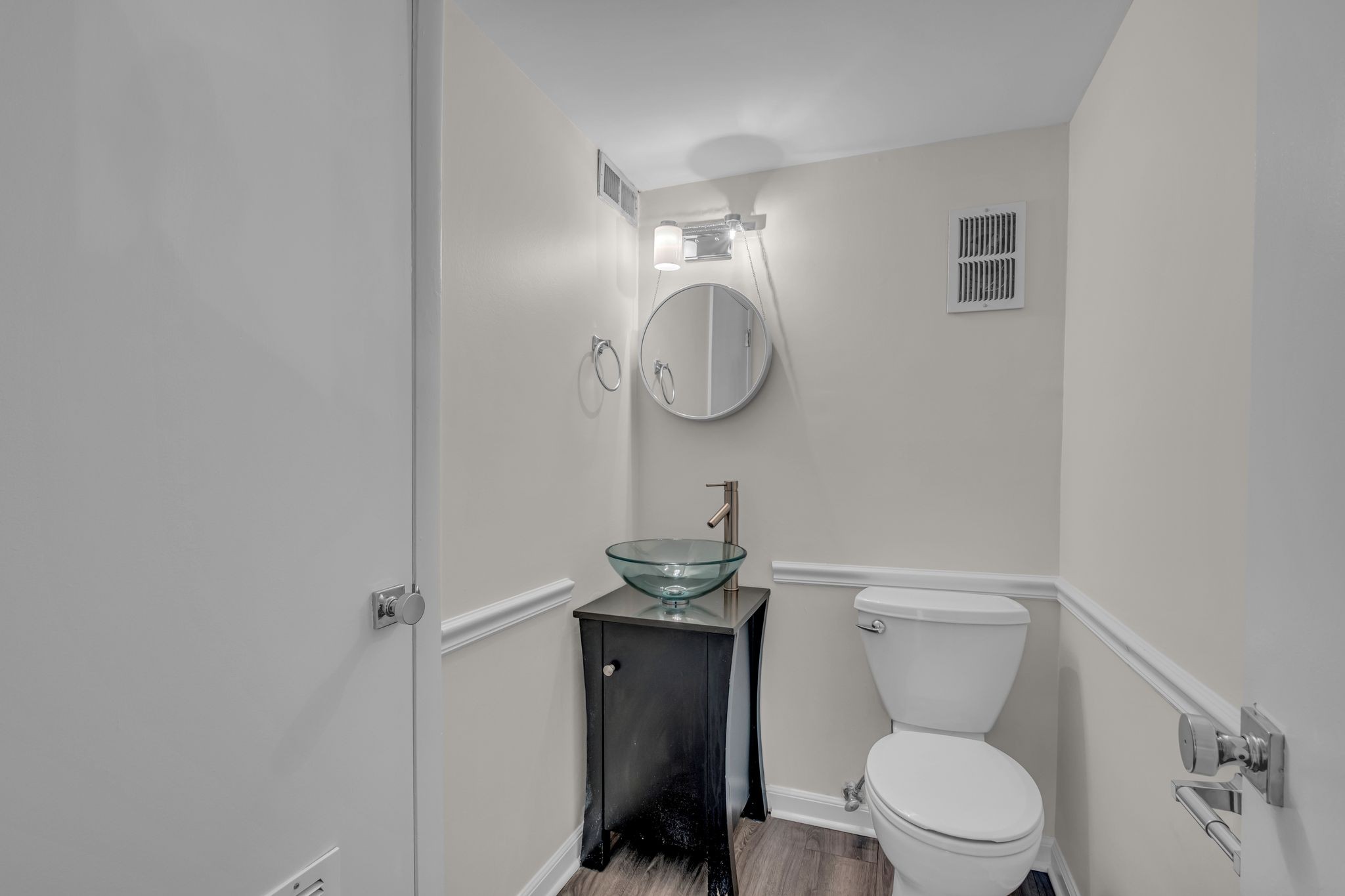 110 Bellevue Road, Unit 29 Nashville, TN 37221 - Photo 7 of 22 a bathroom with a toilet and a mirror