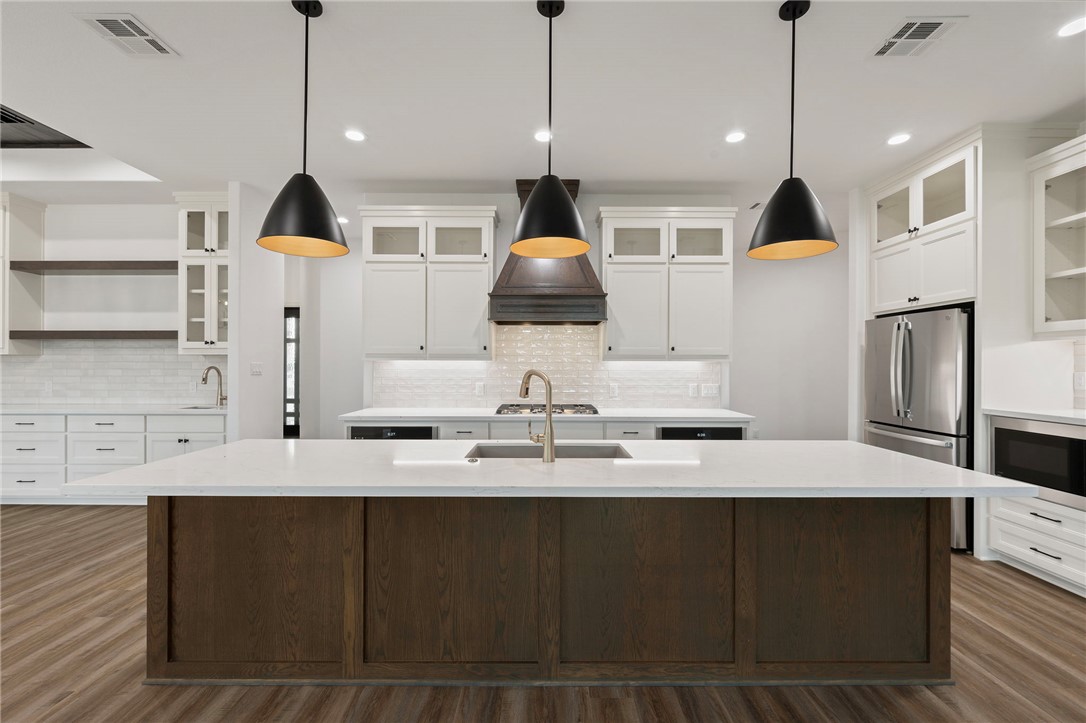 4602 Wesson Drive Bryan, TX 77808 - Photo 7 of 50 Gourmet kitchen with eating bar/island