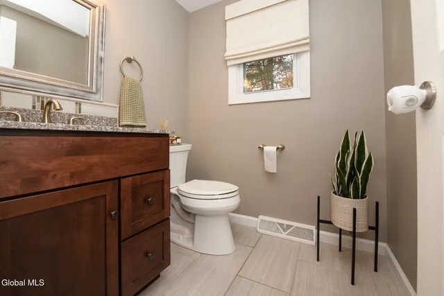 $419,000 | 27 Wiltshire Way, Niskayuna, NY 12309