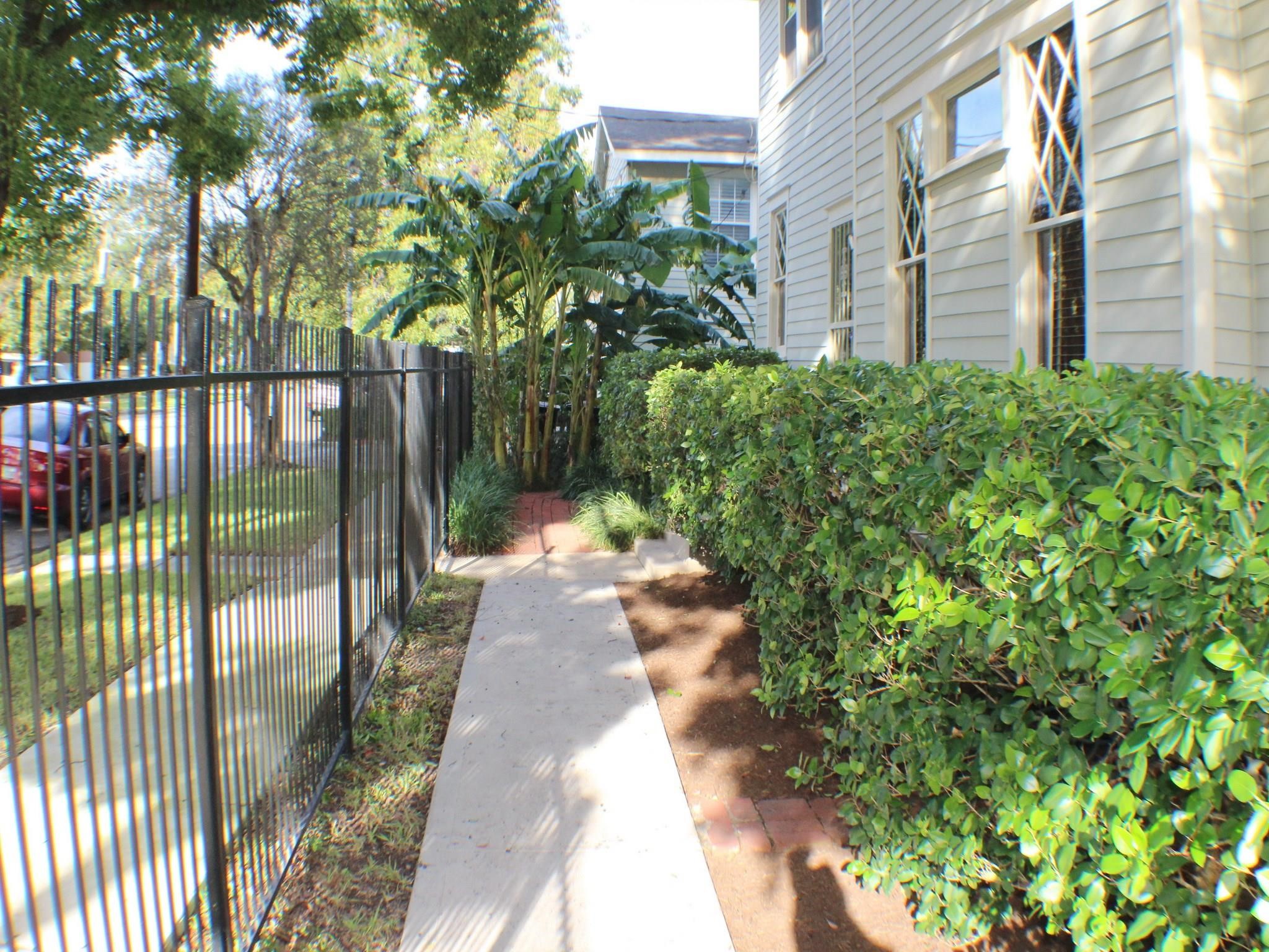 1401 Truxillo Street Houston, TX 77004 - Photo 11 of 20 a view of a pathway with a backyard
