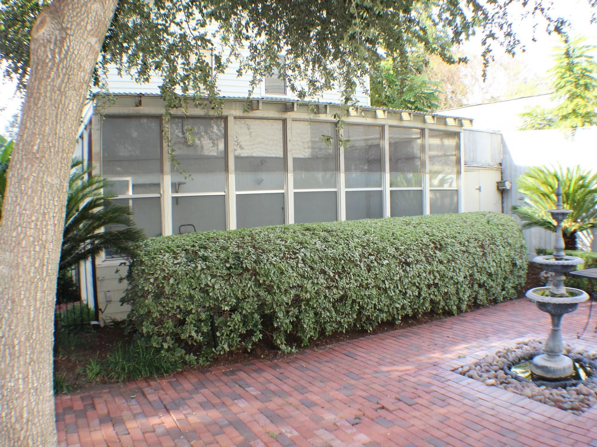 1401 Truxillo Street Houston, TX 77004 - Photo 9 of 20 a house view with a garden space
