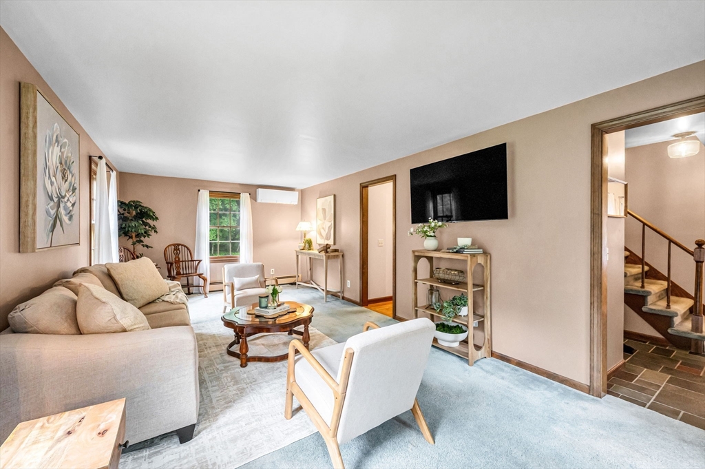 231 Edgewood Road West Springfield, MA 01089 - Photo 4 of 40