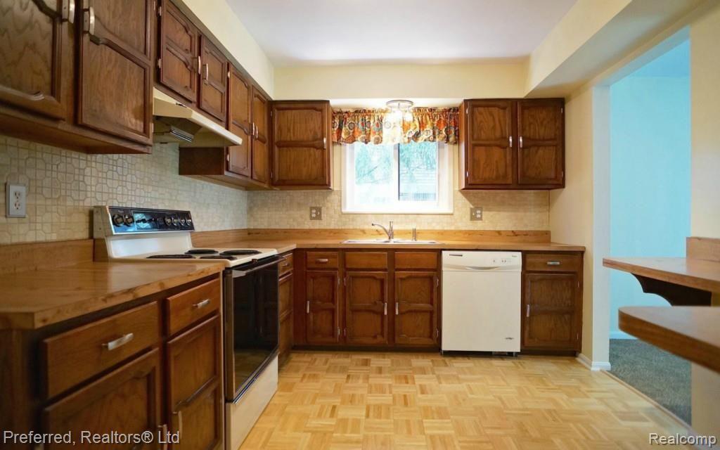 45091 Rudgate Road Canton, MI 48188 - Photo 5 of 23 Kitchen.jpg