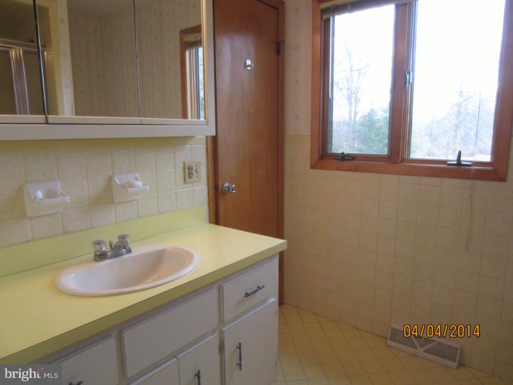 236 Windsor Road Robbinsville, NJ 08691 - Photo 19 of 24 Bathroom