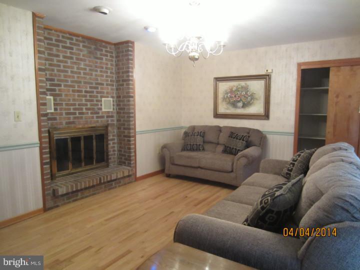 236 Windsor Road Robbinsville, NJ 08691 - Photo 8 of 24 Living Room