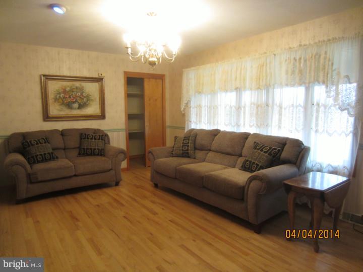 236 Windsor Road Robbinsville, NJ 08691 - Photo 9 of 24 Living Room