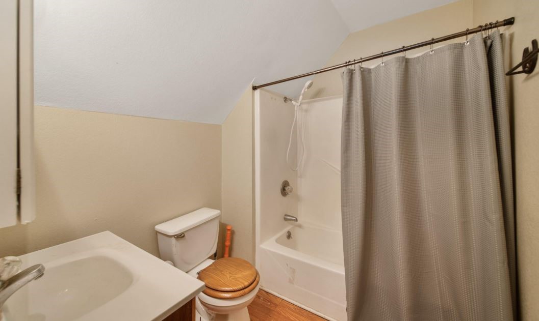 6714 Spray Lane, Unit C699A Rosharon, TX 77583 - Photo 42 of 48 Garage Apartment #2 Full Bath with Tub/Shower Combo.