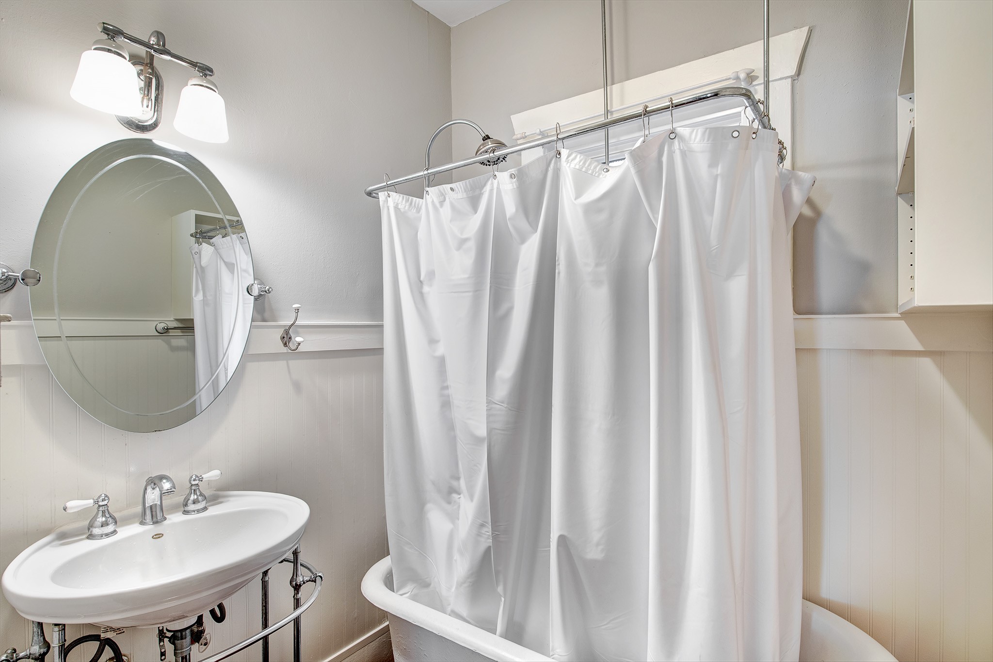 2219 Singleton Street Houston, TX 77008 - Photo 12 of 21 Hallway bathroom with pedestal sink and original clawfoot tub/shower.