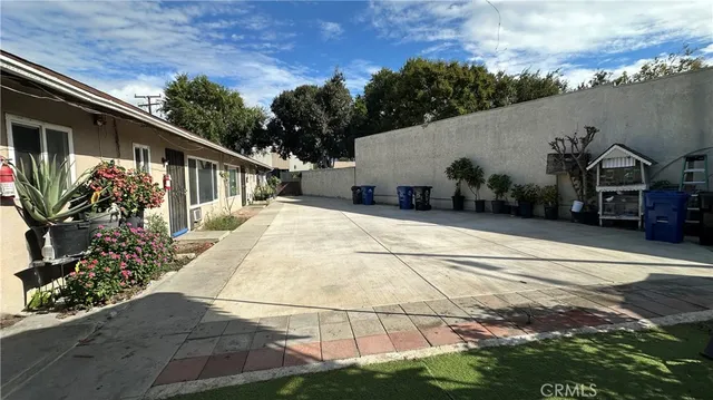 a view of a house with backyard and garden
