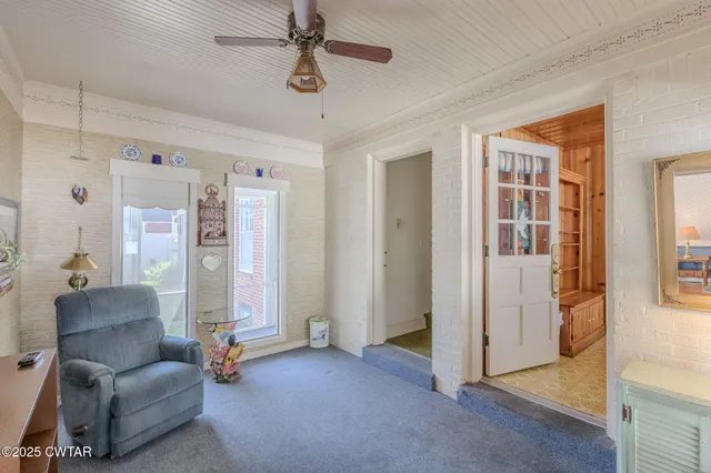 a view of livingroom with furniture