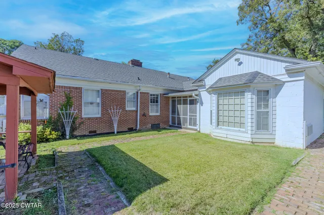 a view of a yard in front of a house