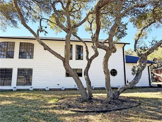 a view of a house with backyard