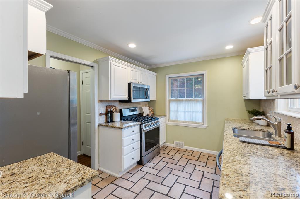 427 Maison Road Grosse Pointe, MI 48236 - Photo 15 of 37