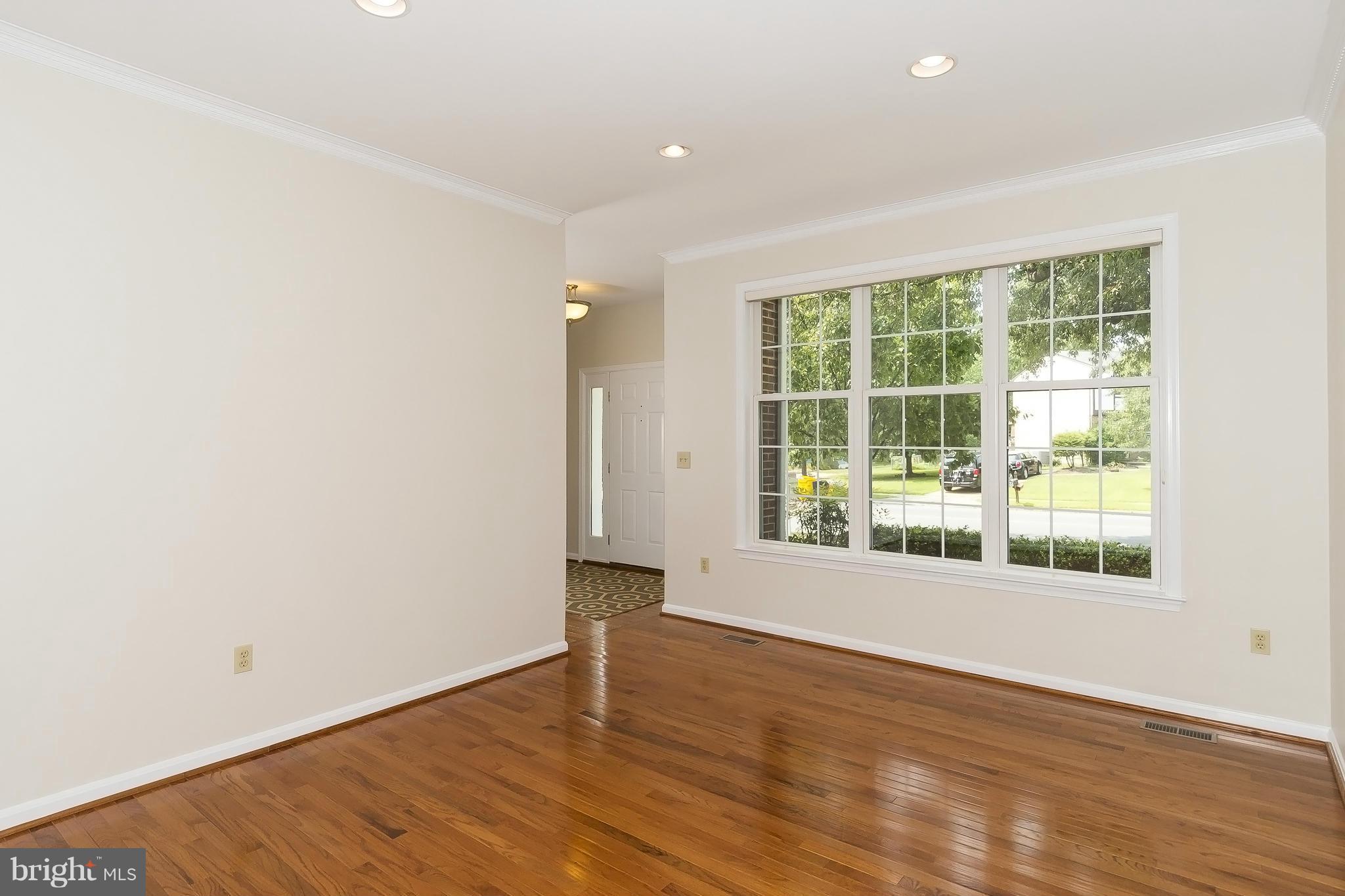401 River Road Arnold, MD 21012 - Photo 3 of 30 Living Room