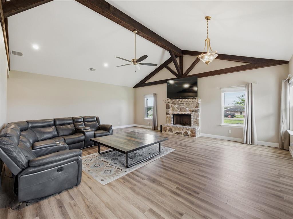 1032 Justin Drive Springtown, TX 76082 - Photo 5 of 40