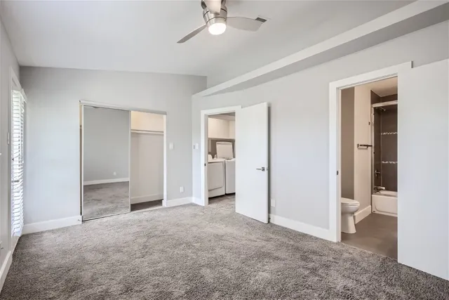 a view of empty room with a ceiling fan