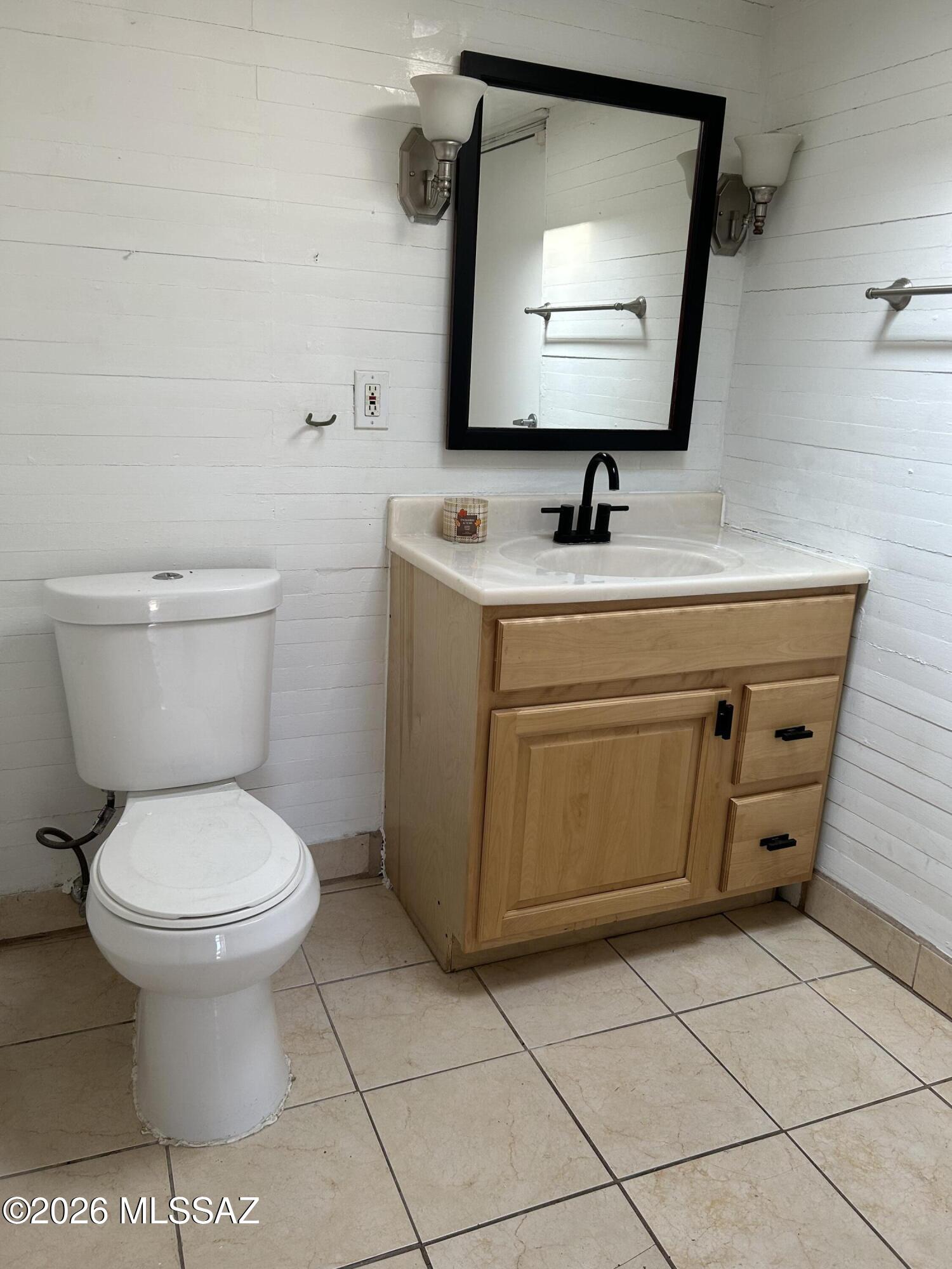 532 West Simmons Road Tucson, AZ 85705 - Photo 16 of 26 BATHROOM 1 SIMMONS
