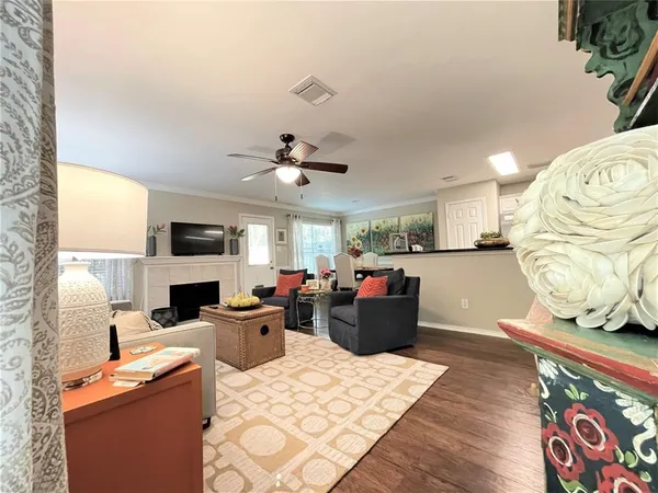 $1,850 | 10 Butterfly Branch Place, The Woodlands, TX 77382