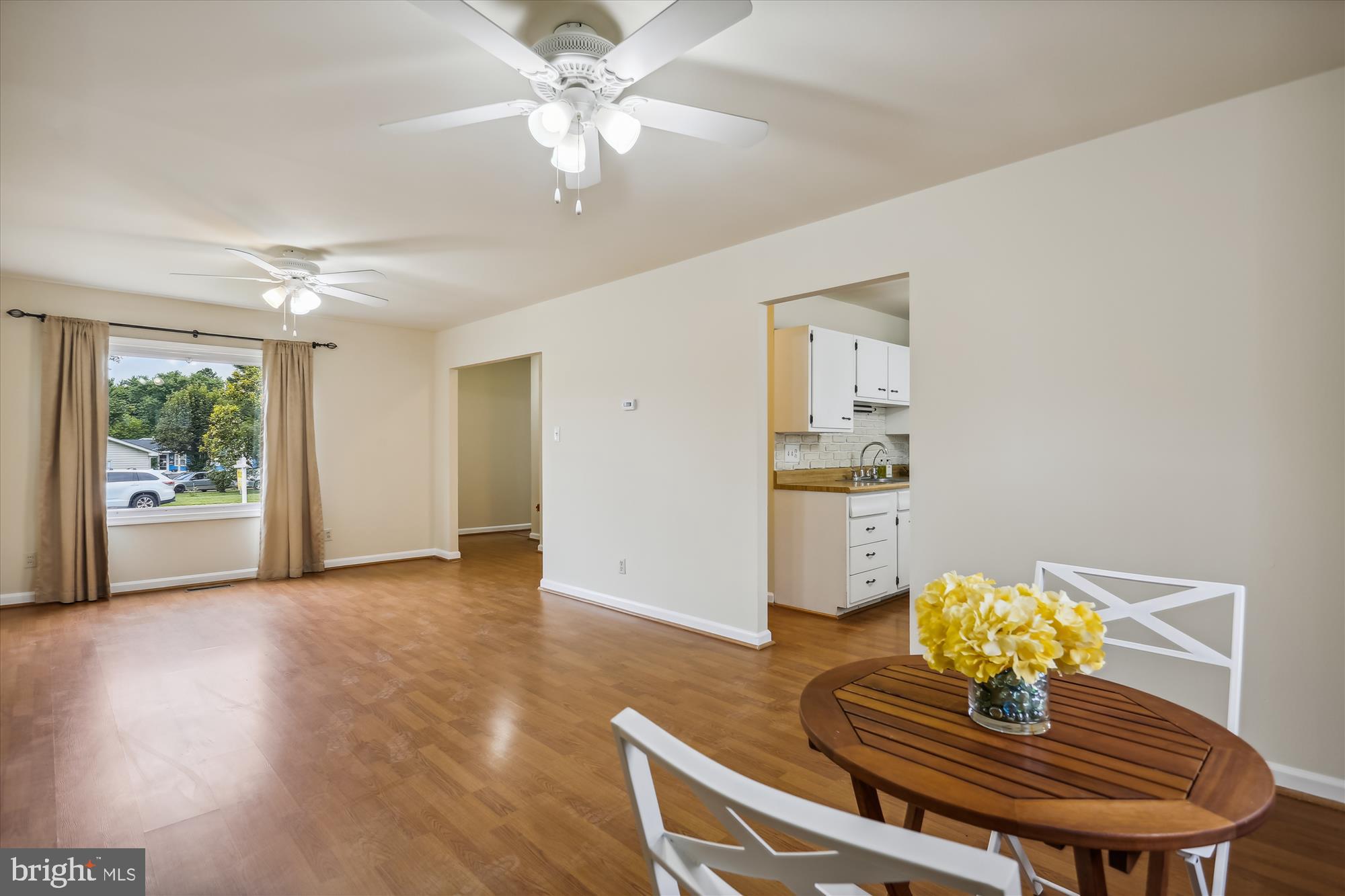 126 North Sycamore Road Sterling, VA 20164 - Photo 9 of 42 Living/Dining Room