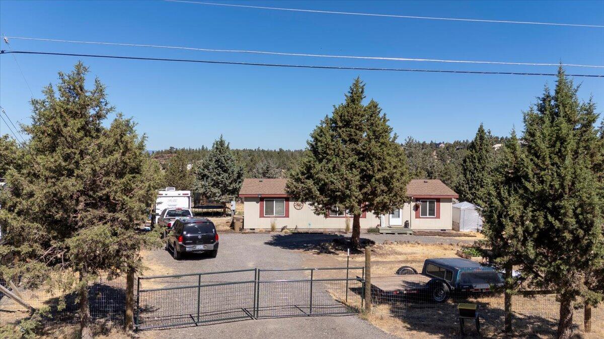 13770 Southwest Cinder Cone Loop Terrebonne, OR 97760 - Photo 2 of 41