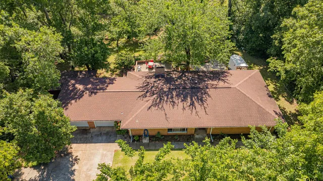 a view of a back yard of the house