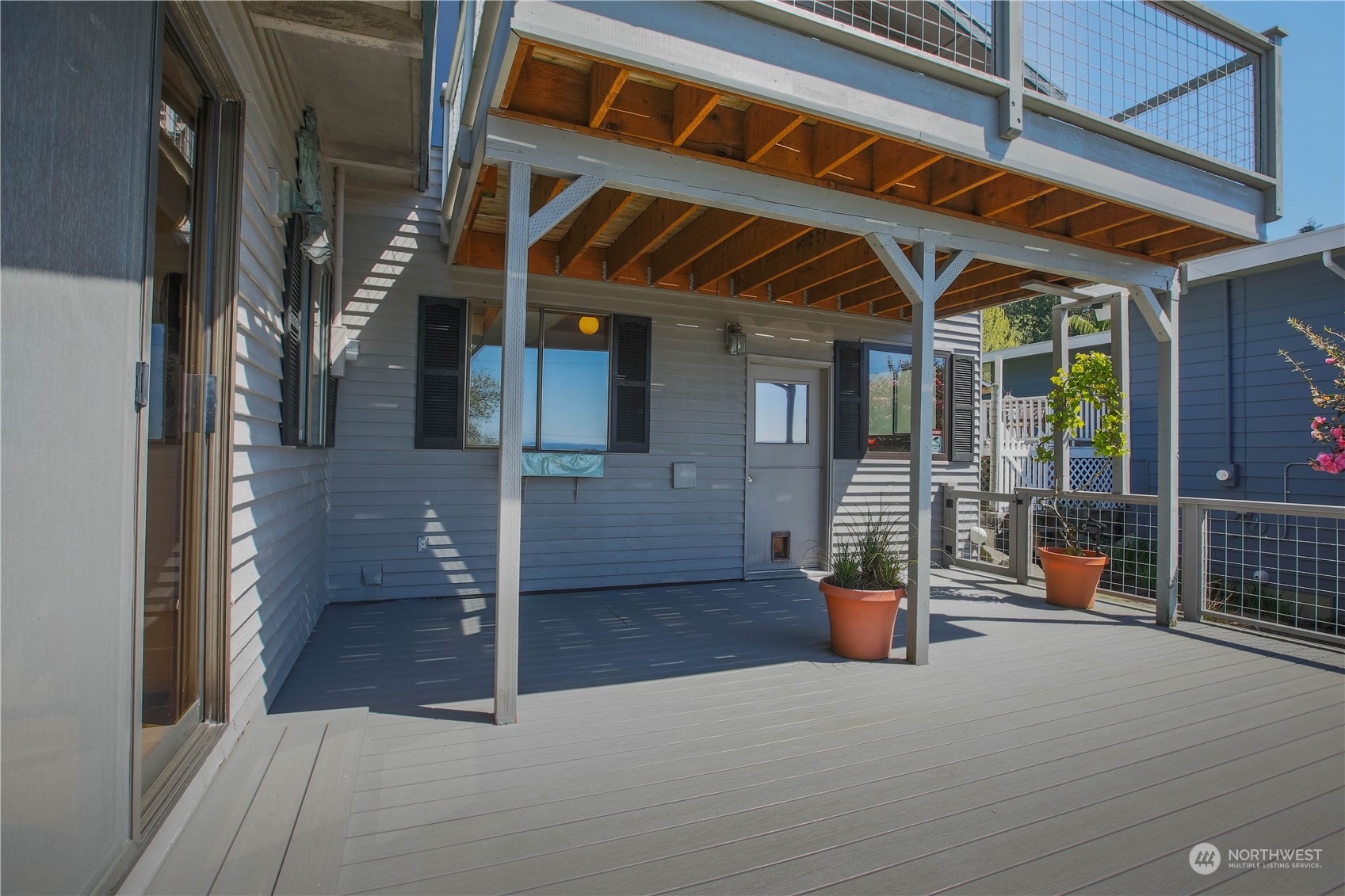 8168 Cultus Bay Road Clinton, WA 98236 - Photo 4 of 38 a view of sitting area with door