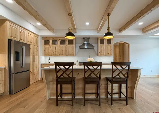 a view of a livingroom with furniture