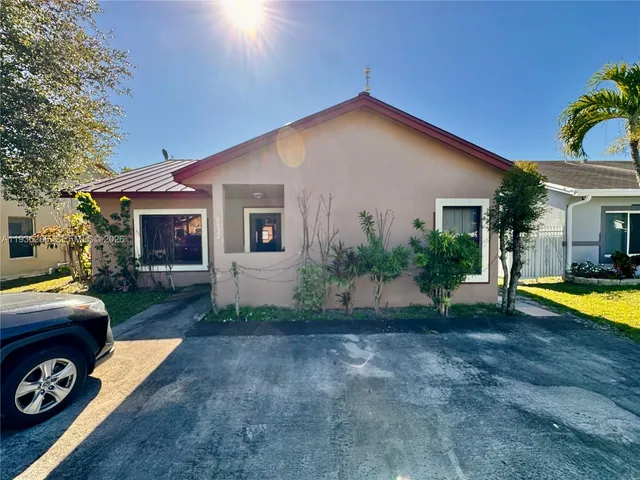 a view of a house with backyard and swimming pool