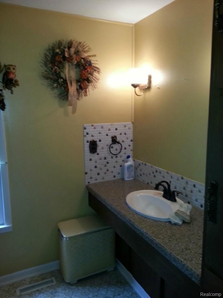 10278 White Road Linden, MI 48451 - Photo 5 of 8 White - Bathroom.jpg